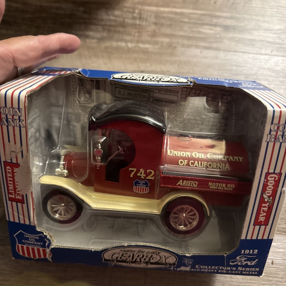ERTL 1912 Ford Tanker Union Oil Company LIMITED EDITION Coin Bank 1/24 1999